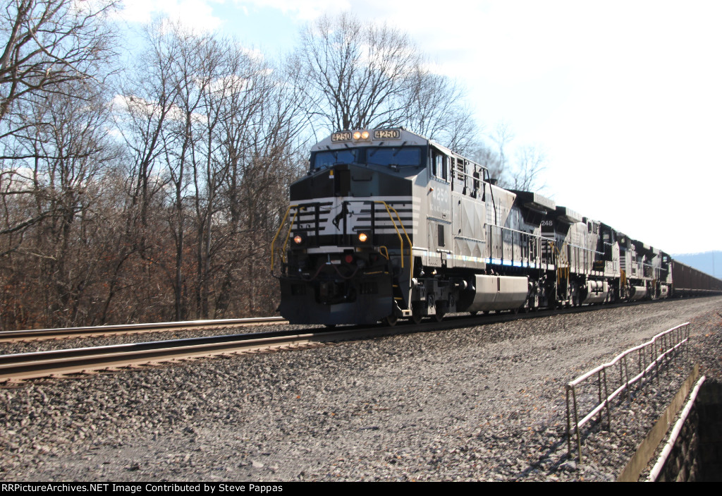 NS 4251 leads train 781 through MP 124.4 at Duncannon PA